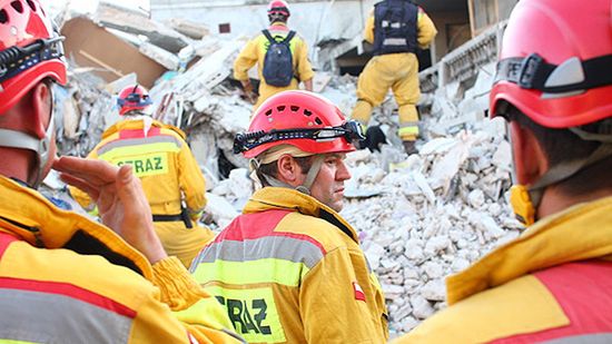 Polscy ratownicy przeszukują gruzy w Port-au-Prince, po trzęsieniu ziemi, które nawiedziło Haiti. Na Haiti jest 54 strażaków z Nowego Sącza, Warszawy, Gdańska i Łodzi oraz 10 psów wyszkolonych w poszukiwaniu żywych osób pod gruzami. Ratownicy wyposażeni są w specjalistyczny sprzęt ratowniczy, m.in. geofony, kamery wziernikowe i termowizyjne oraz sprzęt mechaniczny i hydrauliczny do odgruzowywania.