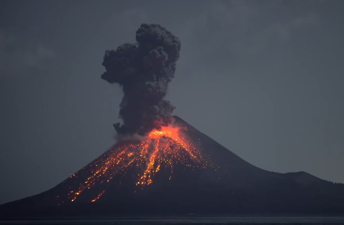 Erupcja wulkanu Krakatau. Wybuch było słychać 150 km dalej 