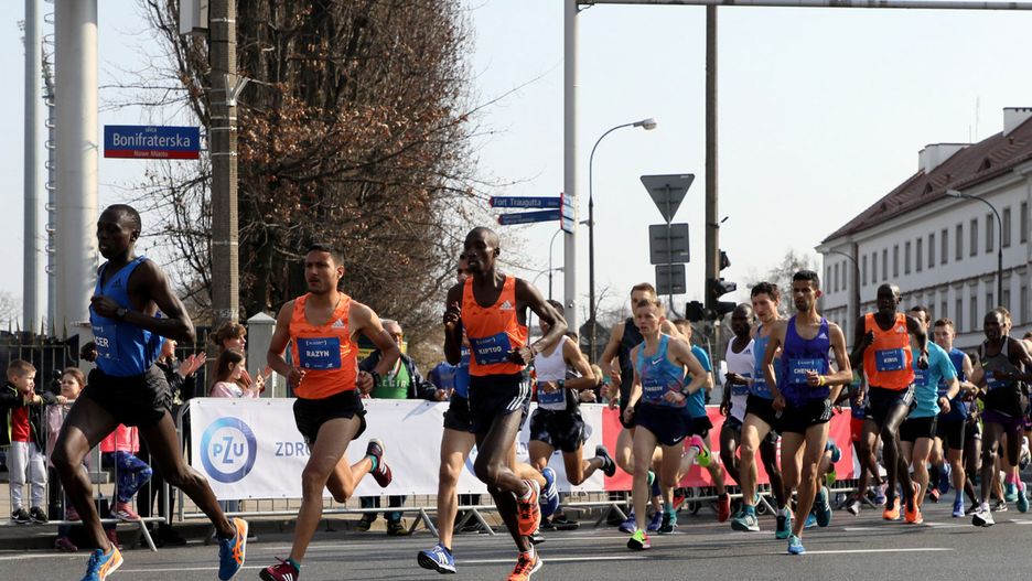 Warszawa. Zawodnicy elity podczas 14. PZU Półmaratonu Warszawskiego.