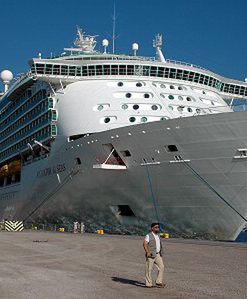 Gigantyczny wycieczkowiec w gdyńskim porcie