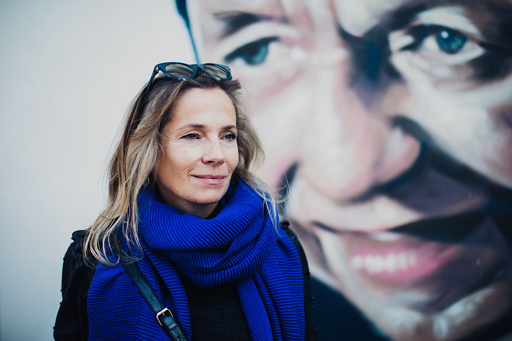 Joanna Bator przy muralu z wizerunkiem Tomasza Wojnara, wałbrzyskiego wokalisty, lidera zespołu "Defekt Muzgó". 