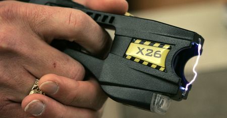 Policjant kilkakrotnie poraził 18-latka paralizatorem. Zarzuty dla czterech funkcjonariuszy