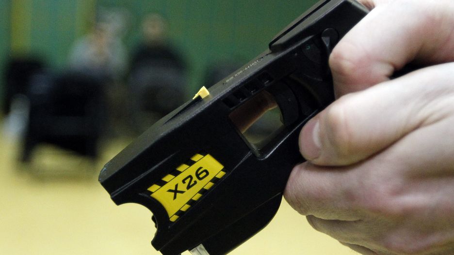 Na wyposażeniu policji w całej Polsce znajduje się ok. 700 paralizatorów, nazywanych też taserami