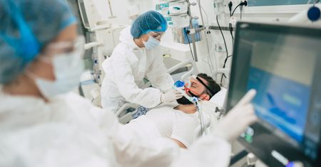 Zarzuty czekają, a on uciekł. Prokuratura ściga „handlarza bronią” od respiratorów