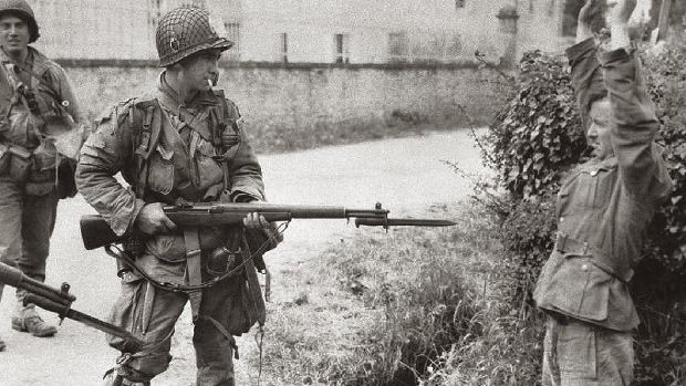 Amerykański spadochroniarz z niemieckim jeńcem w Normandii. Granica między życiem i śmiercią mogła być bardzo cienka