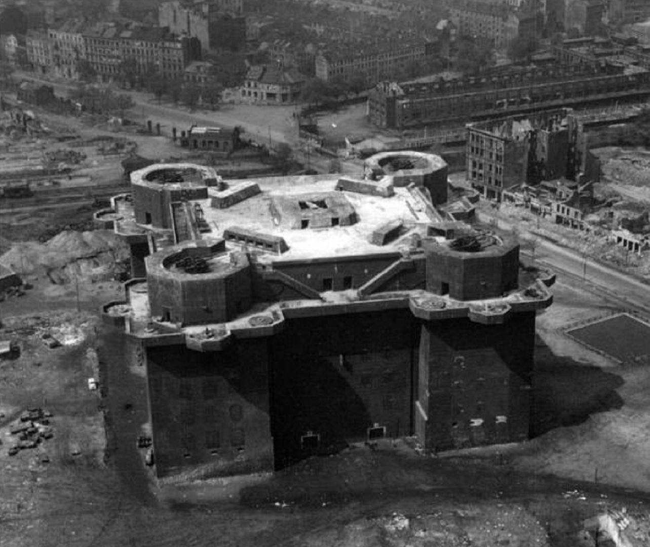 Monstrualne bunkry III Rzeszy – niezniszczalne wieże przeciwlotnicze, które siały postrach