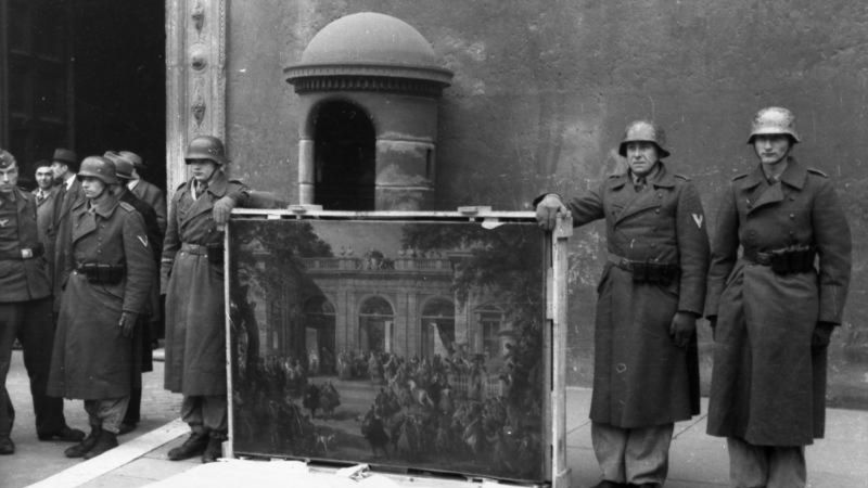 W czasie II wojny światowej wiele dzieł sztuki zmieniło miejsce pobytu. Niektórych do dzisiaj nie odzyskano. Na zdjęciu żołnierze niemieccy pozują z obrazem wziętym z neapolitańskiego muzeum. 