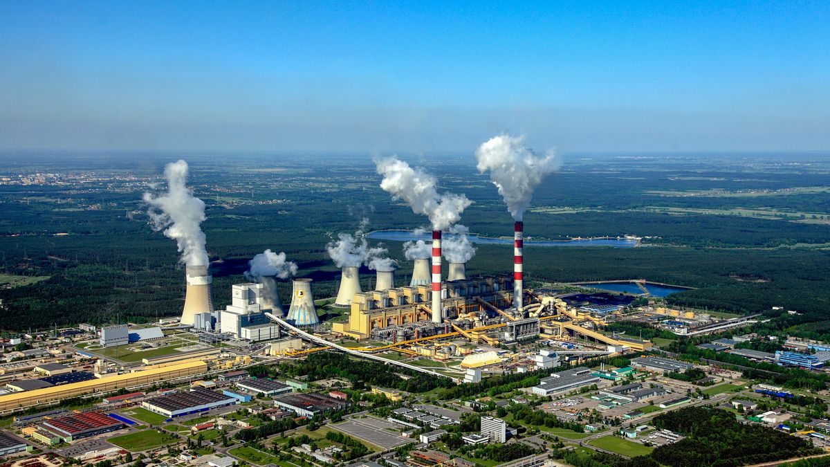 Stare bloki z czasów komuny zamieniane są na nowe. Na zdjęciu Elektrownia Bełchatów PGE GiEK