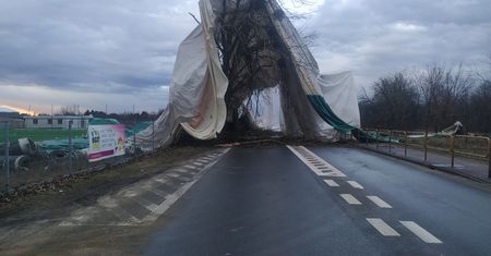 Silny wiatr w Legionowie. Zerwał namiot z boiska