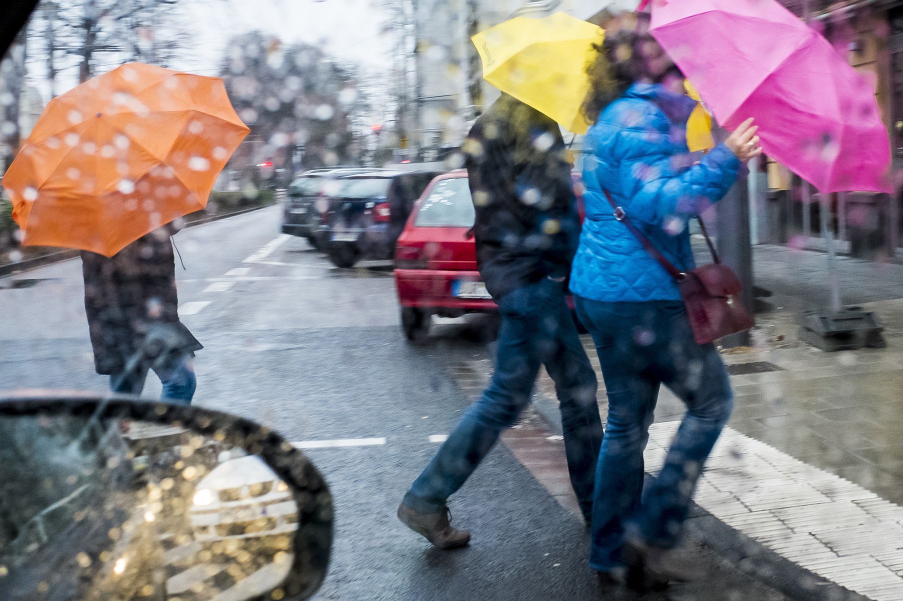 Na styku ciepłej i mroźnej masy powietrza padać będzie śnieg i marznący deszcz zamieniający jezdnie i chodniki w "ślizgawki"