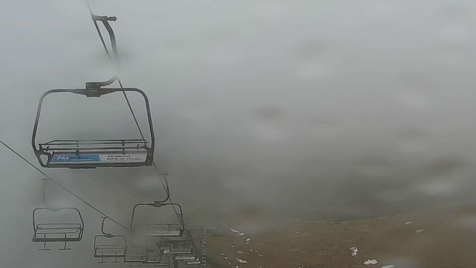 Halny i porywy wiatru do 155 km/h - w takich warunkach  Kasprowych Wierchu pracuje dwójka meteorologów.