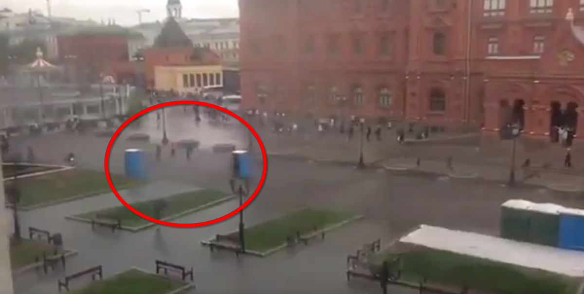 Toalety przenośne "zaatakowały" przechodniów. Zaskakujące wideo z Moskwy