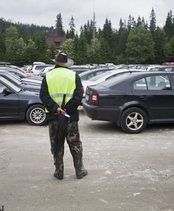 Uwaga, górale dziurawią opony. Turysta porzucił samochód obok płatnego parkingu