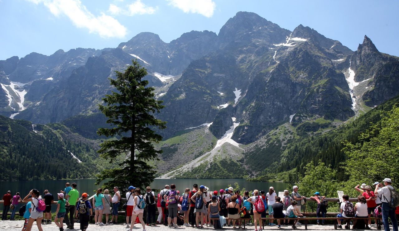 "Najgorzej jest z młodzieżą, szczególnie po alkoholu". Turyści zaśmiecają Tatry