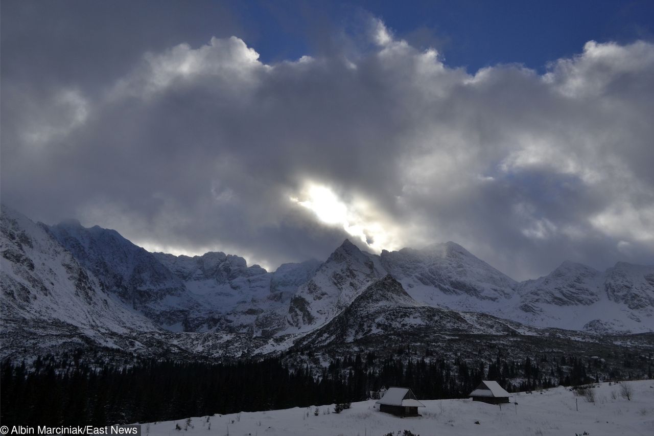 Tatry: czwarty stopień zagrożenia lawinowego. Droga do Morskiego Oka zamknięta