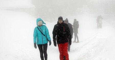 Pogoda. Zamieć śnieżna w górach i mgła lodowa. IMGW: "Nie wychodź w góry"
