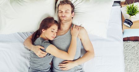 Co mówi o waszym związku pozycja, w której śpicie?