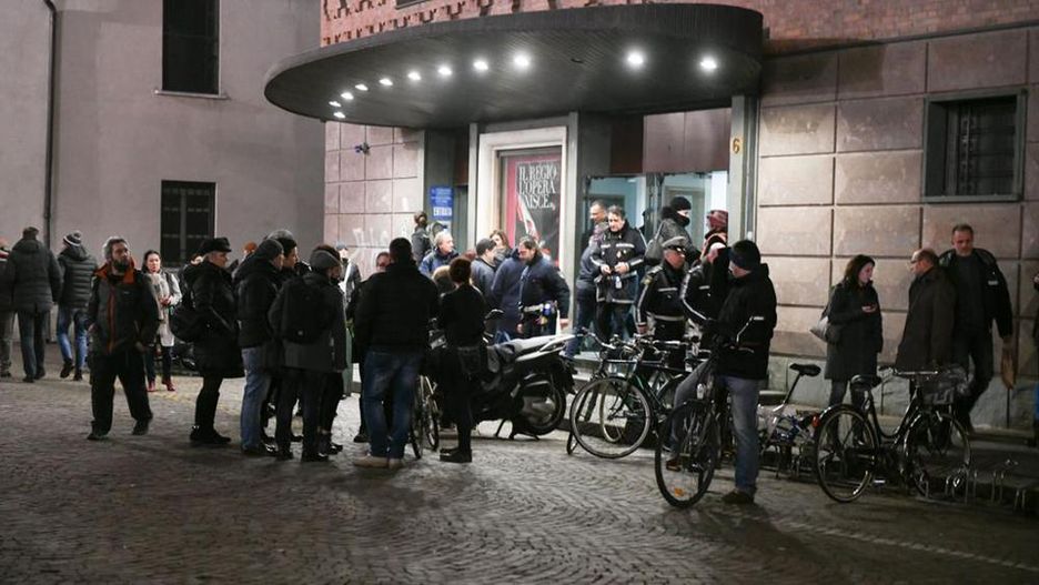 Przedstawienie przerwano, bu udzielić pomocy rannym 