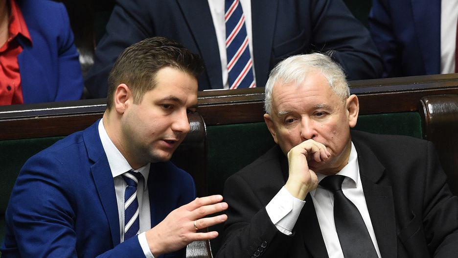 Prezes PiS Jarosław Kaczyński i polityk Solidarnej Polski Patryk Jaki w Sejmie, listopad 2017 r.