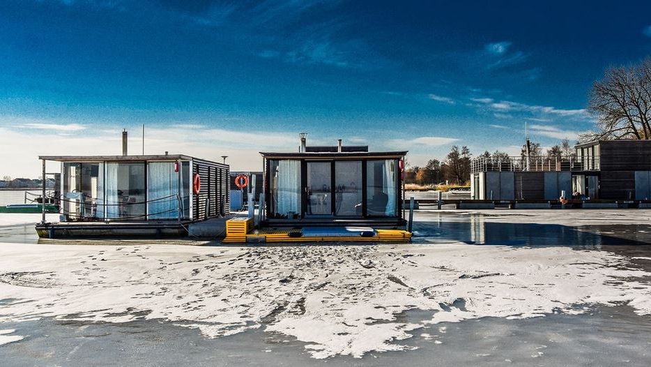 W domach na wodzie można mieszkać również zimą, przekonują firmy zajmujące się ich produkcją