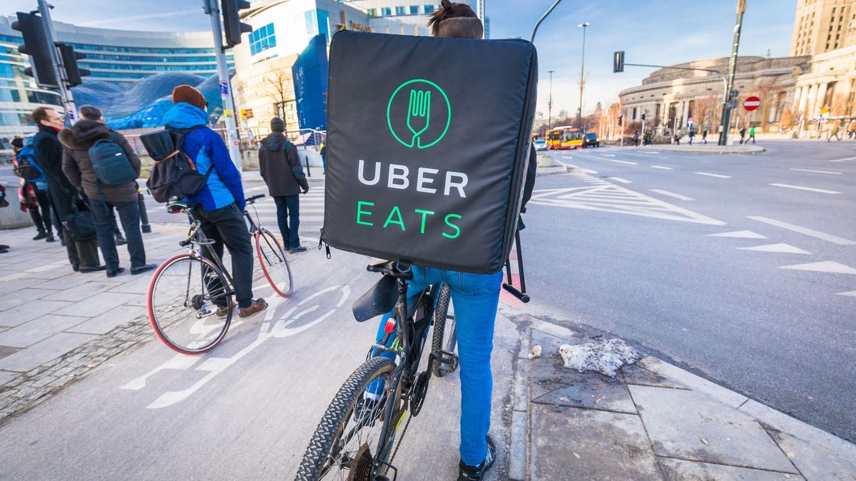 Rozwożą jedzenie mimo mrozu i smogu. Niektórym praca odpowiada. Inni nie mają wyjścia.  