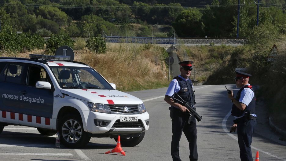 Policja na drodze w pobliżu miejscowości Subirats, gdzie zastrzelono podejrzanego mężczyznę