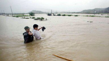 Powódź po tajfunie Matsa w okolicach Taizhou