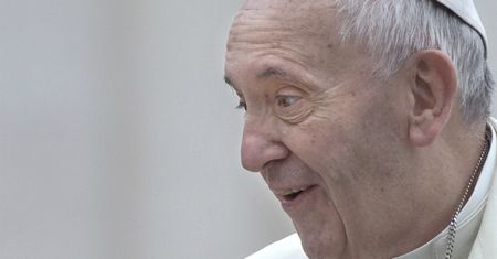 3-latka spotkała papieża. I... "ukradła" mu piuskę
