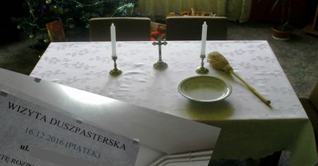 „Ciocia nie miała pieniędzy dla księdza, wyczytał ją w trakcie mszy”. Ile należy włożyć księdzu do koperty?