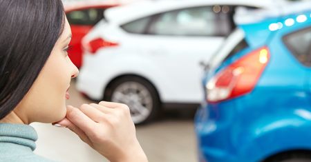 Kobieta w salonie. 10 pytań przed zakupem samochodu