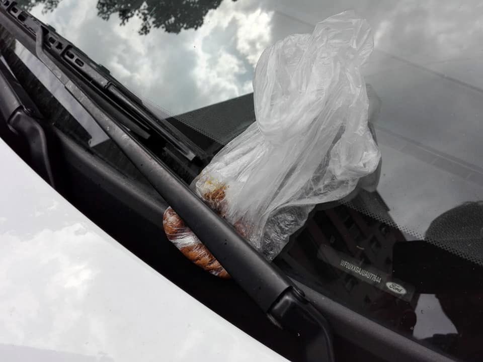 Źle zaparkował samochód. Przechodzień postanowił go ukarać 