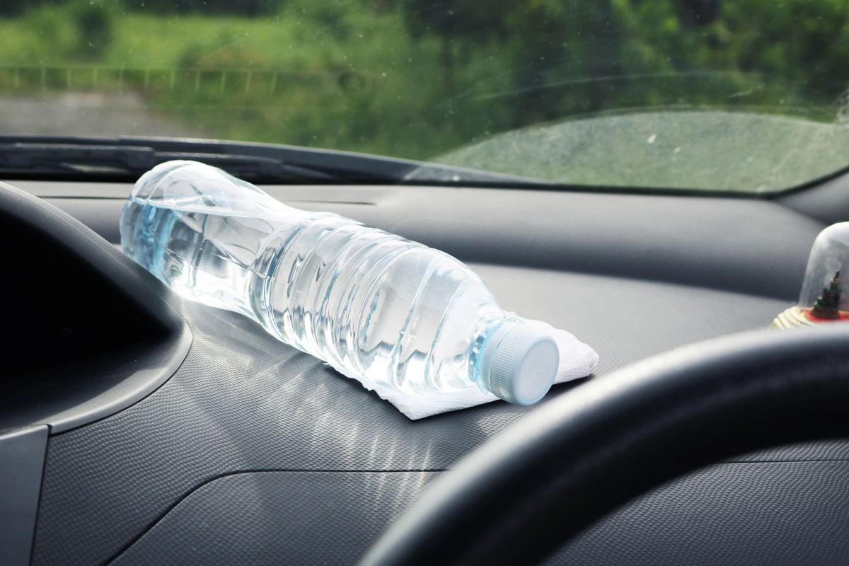 Plastikowa butelka z wodą odpowiedzialna za pożar. Wystarczy chwila nieuwagi