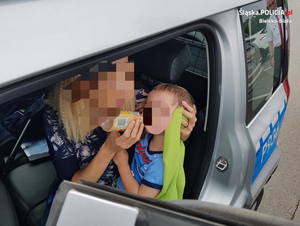 Bielsko-Biała: trzylatek zamknięty w aucie. Rodzice poszli na zakupy