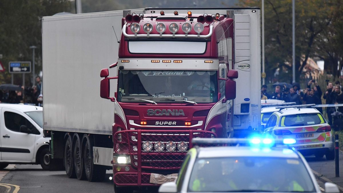 Zwolniono za kaucją troje podejrzanych o spowodowanie śmierci 39 osób w Essex.