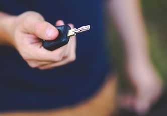 Umowa kupno-sprzedaż samochodu. Jak przebiega transakcja między osobami prywatnymi?