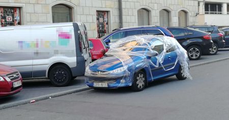 Źle zaparkował i zablokował kilka aut. Kierowcy zemścili się