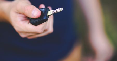Umowa kupno-sprzedaż samochodu. Jak przebiega transakcja między osobami prywatnymi?