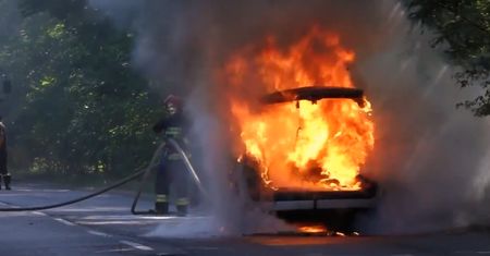 Zielona Góra: auto stanęło w ogniu podczas jazdy