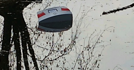 Auto tonęło w jeziorze. Na ratunek kobiecie rzucił się dzielny policjant