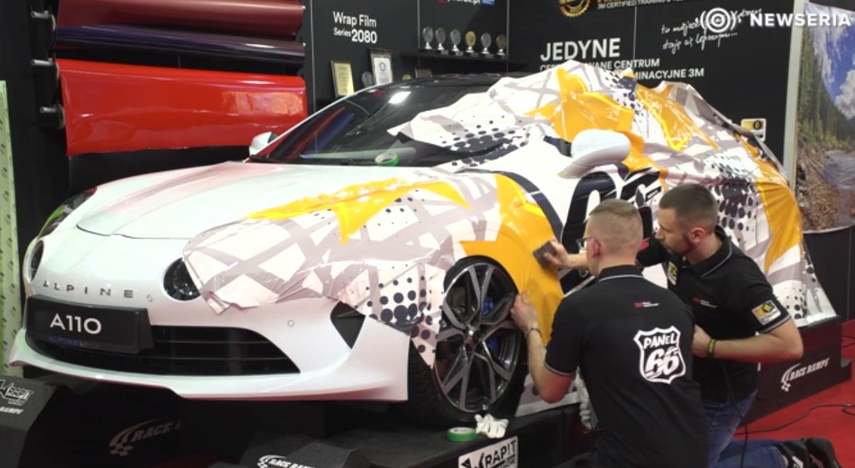 Polacy coraz częściej zmieniają wygląd swoich aut. Hitem jest car wrapping