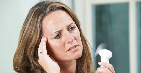 Uderzenie gorąca i wahania nastrojów. Menopauza w pracy