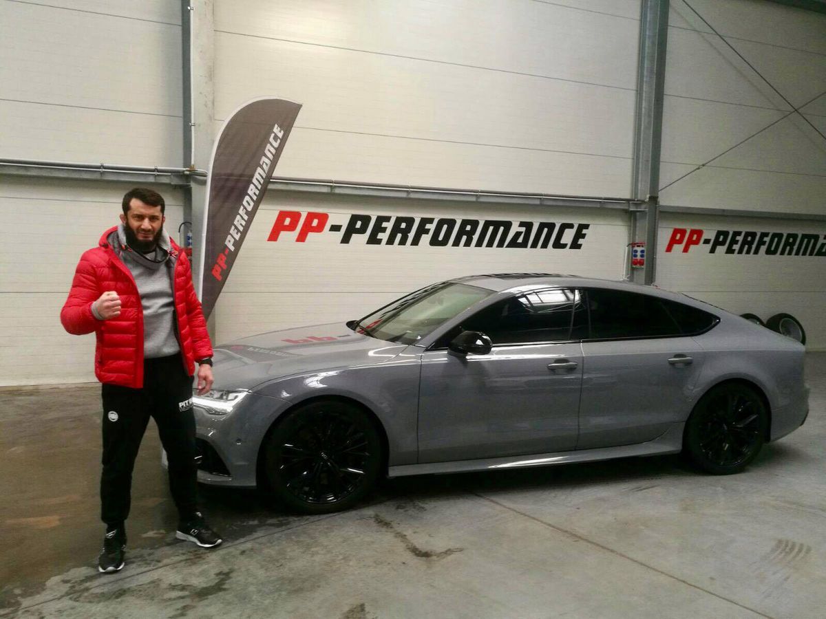 Mamed Khalidov ma lepsze auto niż Lewandowski. Szare Audi RS7 ma 650 KM