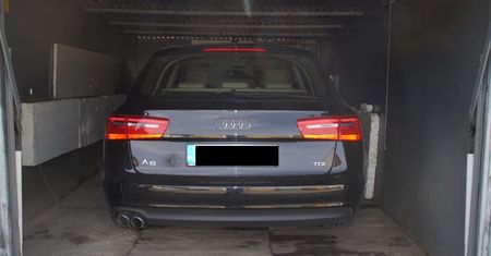 Kradzież, której nie było. Luksusowe auto stało spokojnie w garażu
