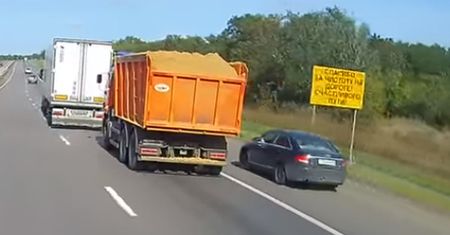 Chciał być cwany i wyprzedzał poboczem. Skończyło się tragicznie