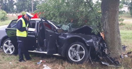 Radzyń Podlaski: 19-latek rozbił audi na drzewie. Dwie osoby nie żyją