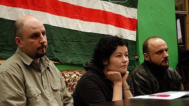 Ewa Majewska i Marek Kurzyniec z Komitetu Wolny Kaukaz oraz Arkadiusz Zajączkowski z Koalicji Grup Wolnościowych