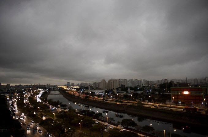 O godz. 15:00 ulice Sao Paulo pogrążyły się ciemnościach spowodowanych przez gęsty dym