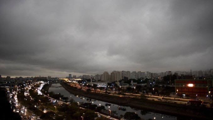 O godz. 15:00 ulice Sao Paulo pogrążyły się ciemnościach spowodowanych przez gęsty dym