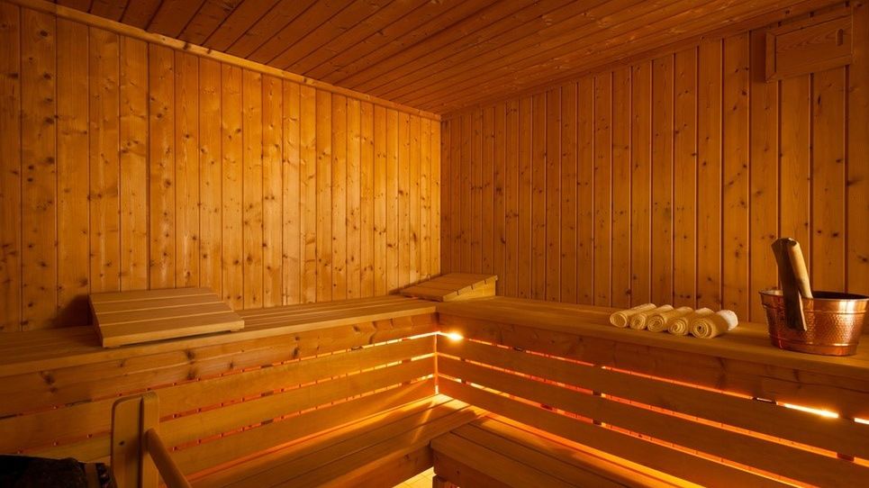 Nagi policjant aresztował nagiego podejrzanego w saunie w Sztokholmie