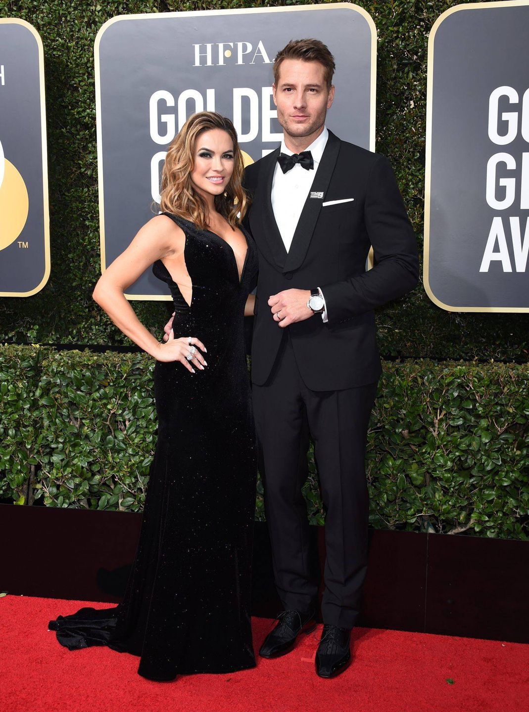 Justin Hartley i Chrishell Stause (kreacja: Jovani) - Złote Globy 2018
